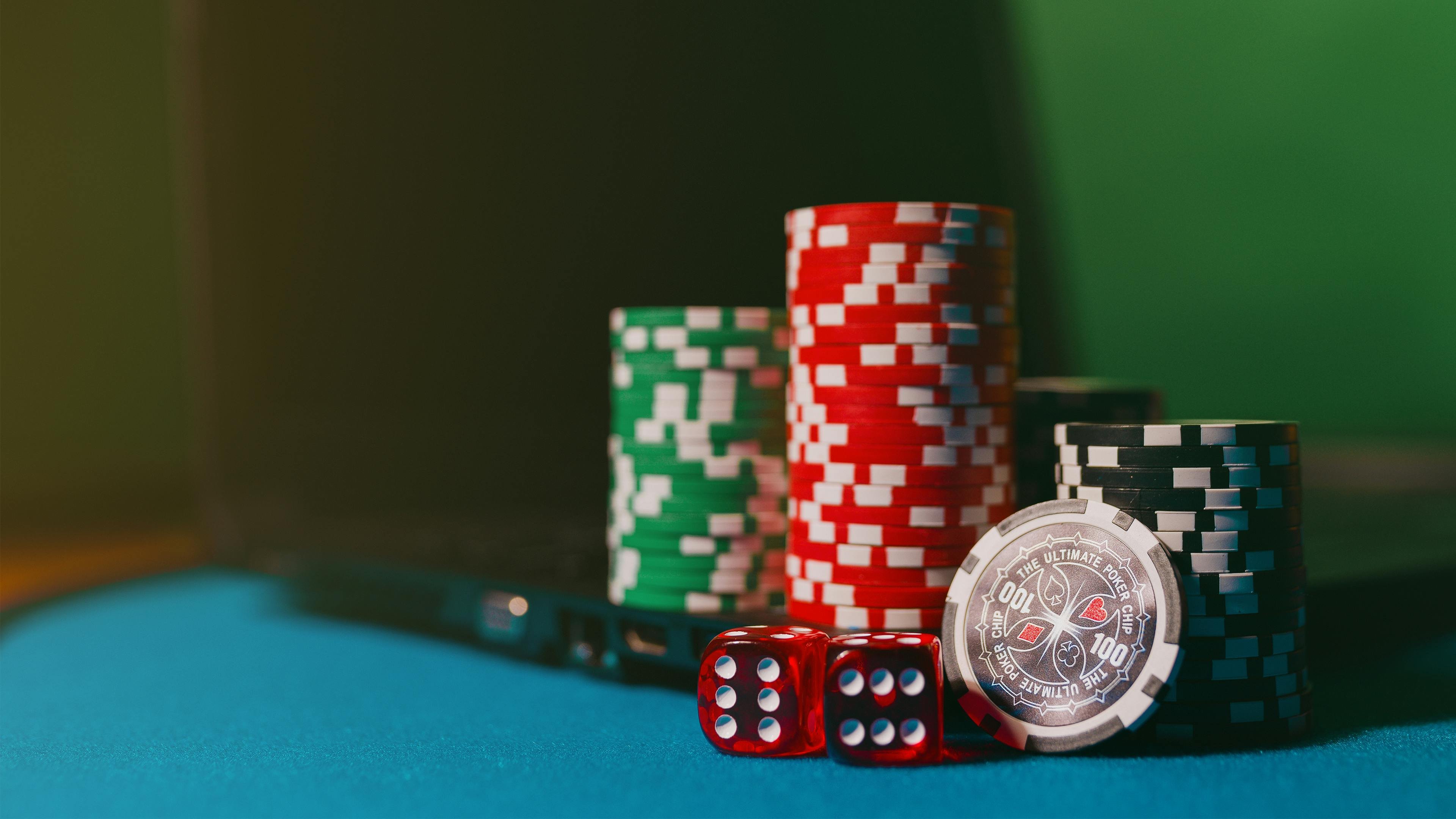 Antarmuka platform slotkamboja menampilkan pasar Liga 1, permainan dealer langsung, dan slot online